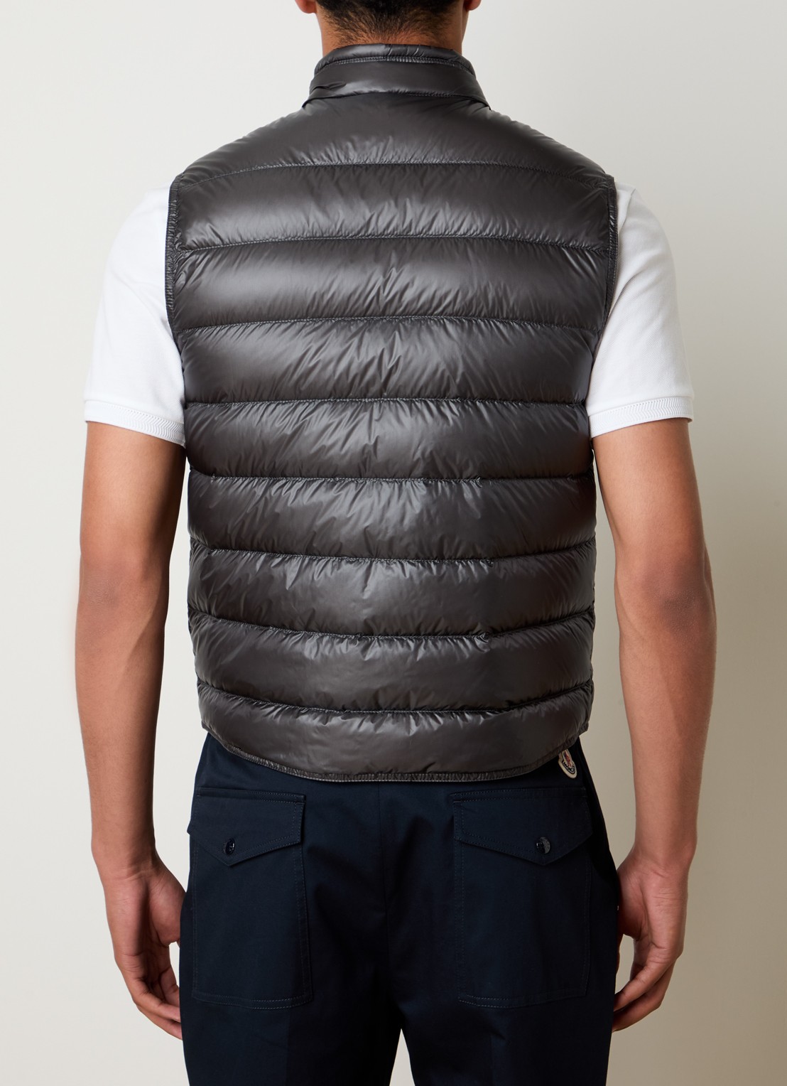 Moncler Gui gewatteerde bodywarmer met donsvulling en logo - achterkant antraciet