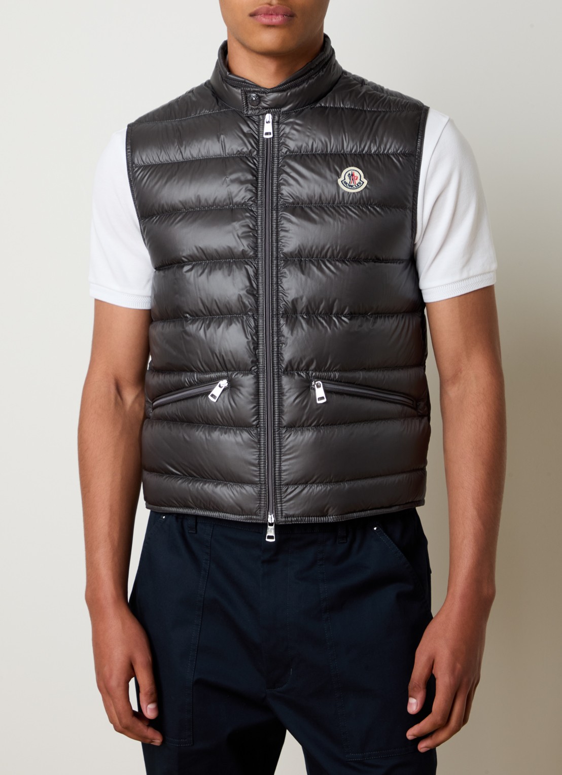 Moncler Gui gewatteerde bodywarmer met donsvulling en logo - detail 2 antraciet