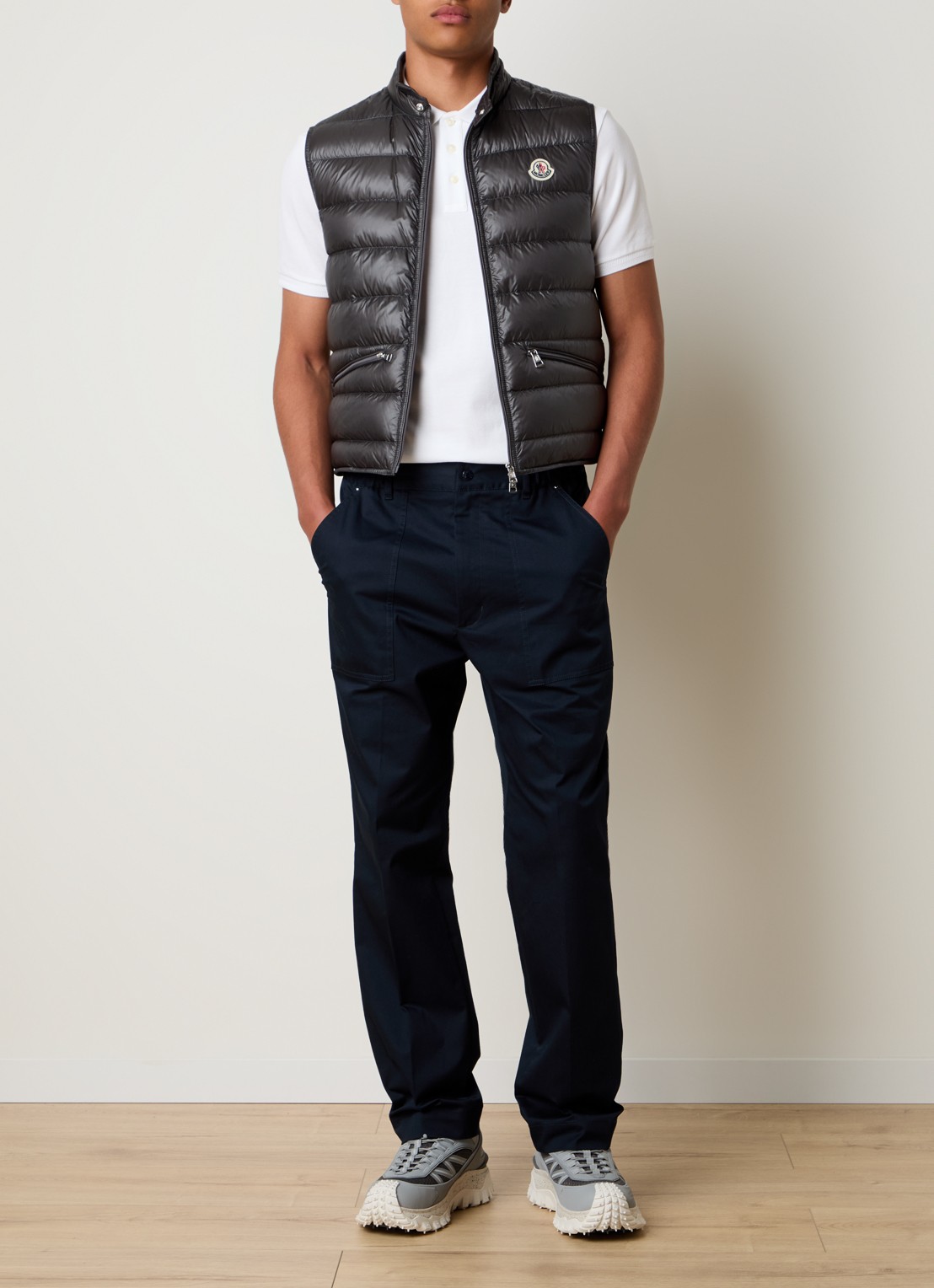 Moncler Gui gewatteerde bodywarmer met donsvulling en logo - voorkant 6 antraciet