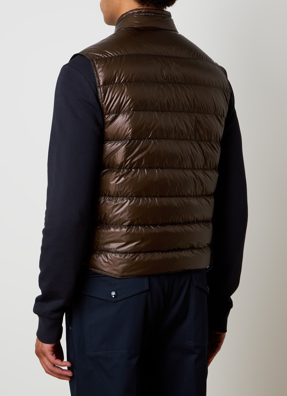 Moncler Gui gewatteerde bodywarmer met donsvulling en logo - achterkant bruin