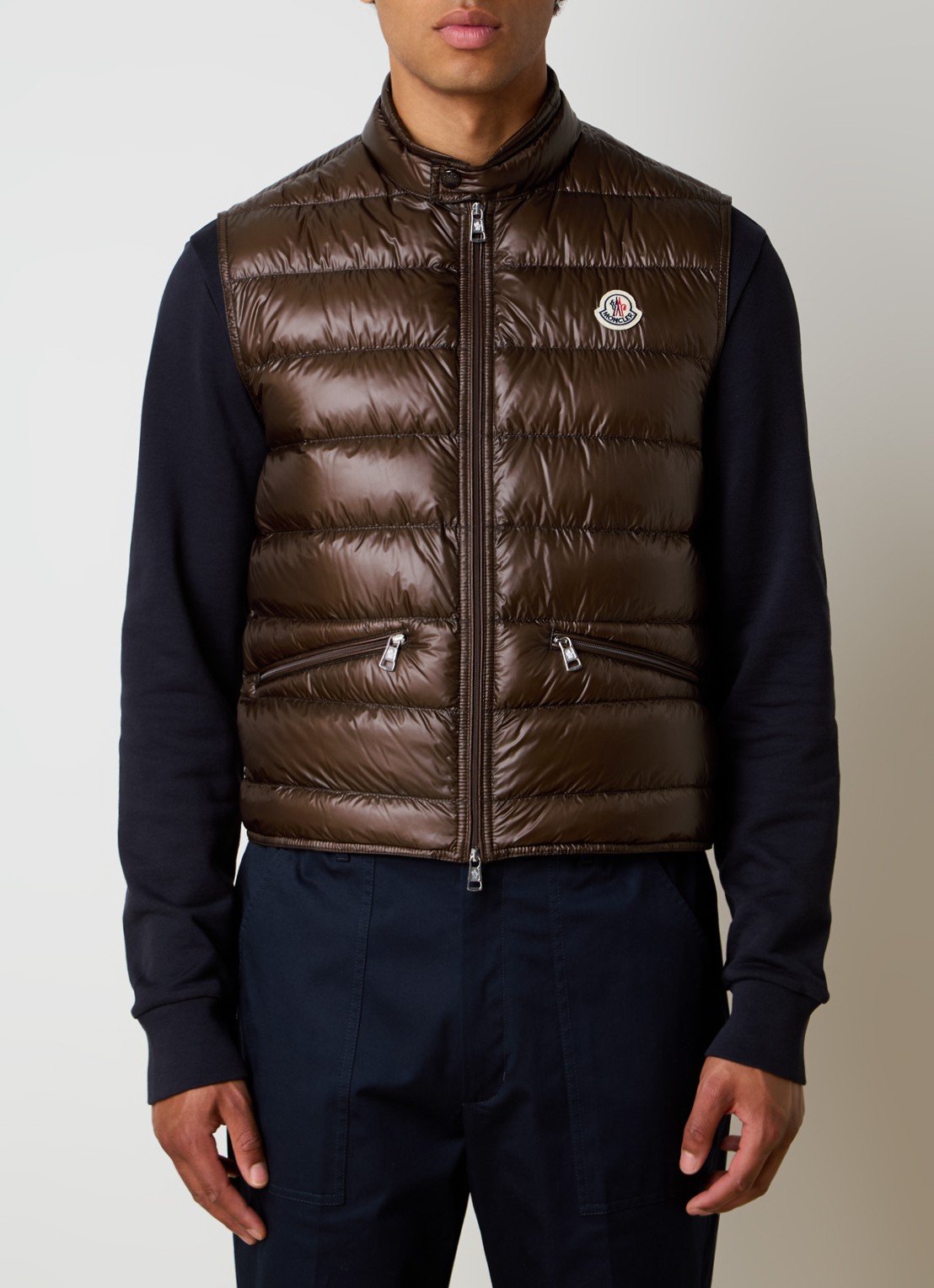 Moncler Gui gewatteerde bodywarmer met donsvulling en logo - detail 4 bruin