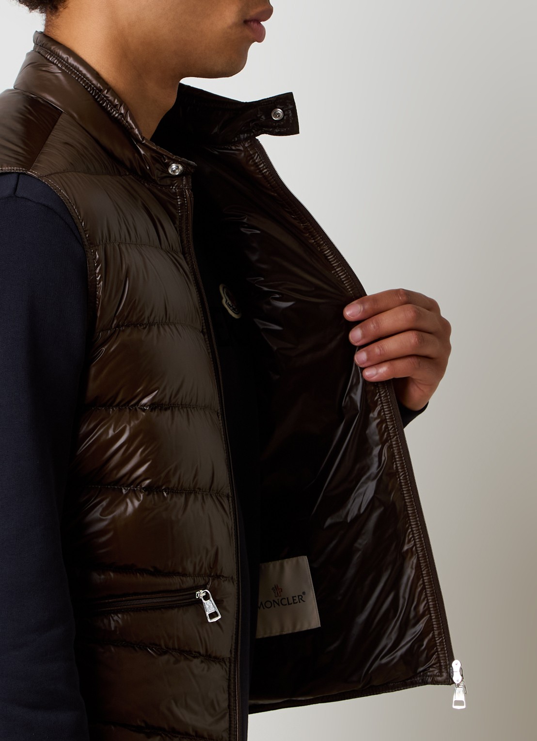 Moncler Gui gewatteerde bodywarmer met donsvulling en logo - detail 5 bruin