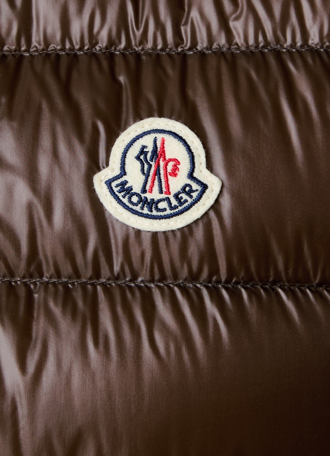 Moncler Gui gewatteerde bodywarmer met donsvulling en logo - detail 6 bruin