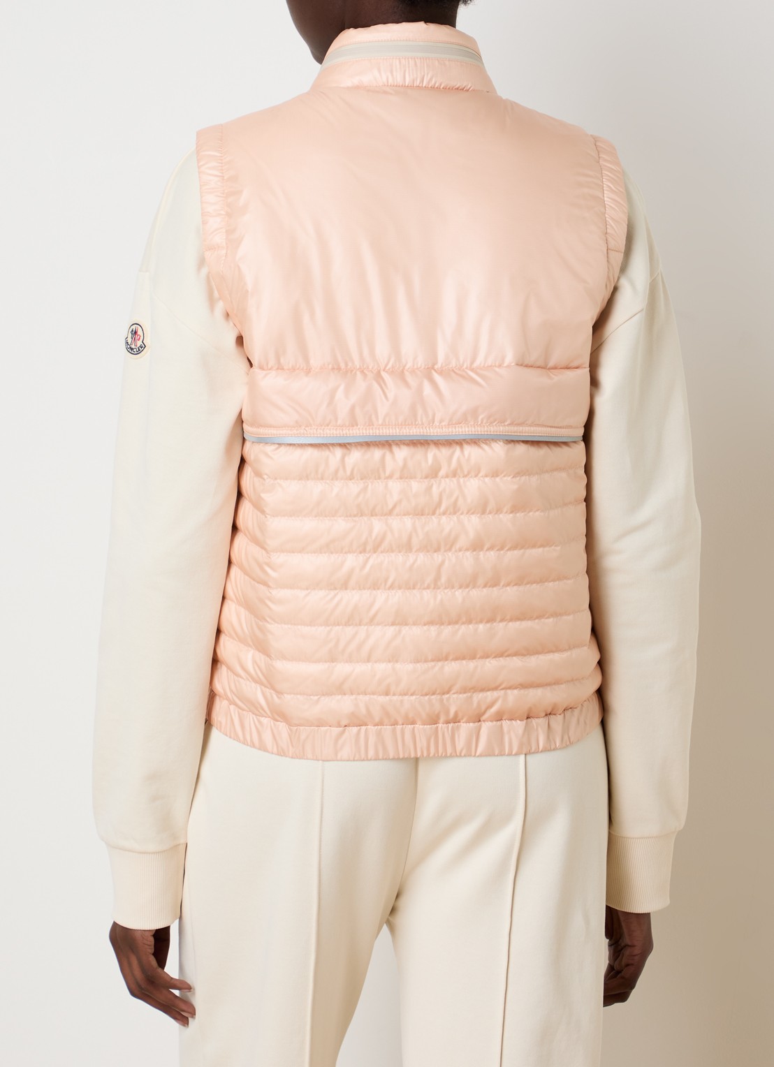 Moncler Gumiane gewatteerde bodywarmer met donsvulling en logo - achterkant zalmroze