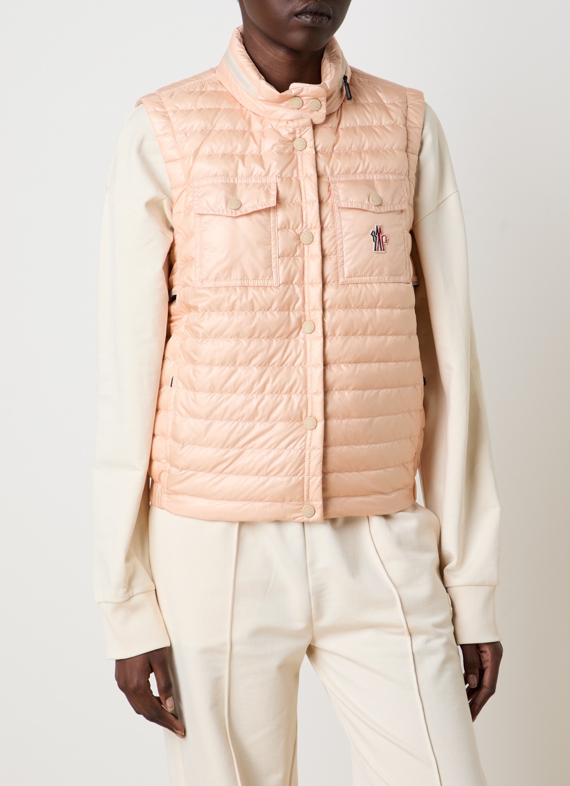 Moncler Gumiane gewatteerde bodywarmer met donsvulling en logo - detail 2 zalmroze