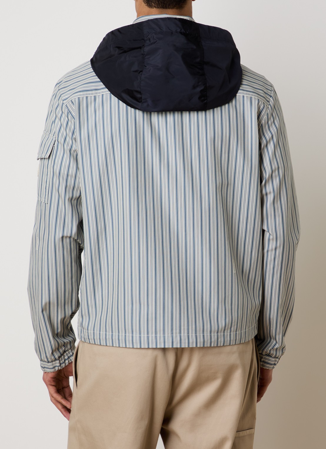 Moncler Havas windjack met streepprint en afneembare capuchon - achterkant 4 blauwgrijs