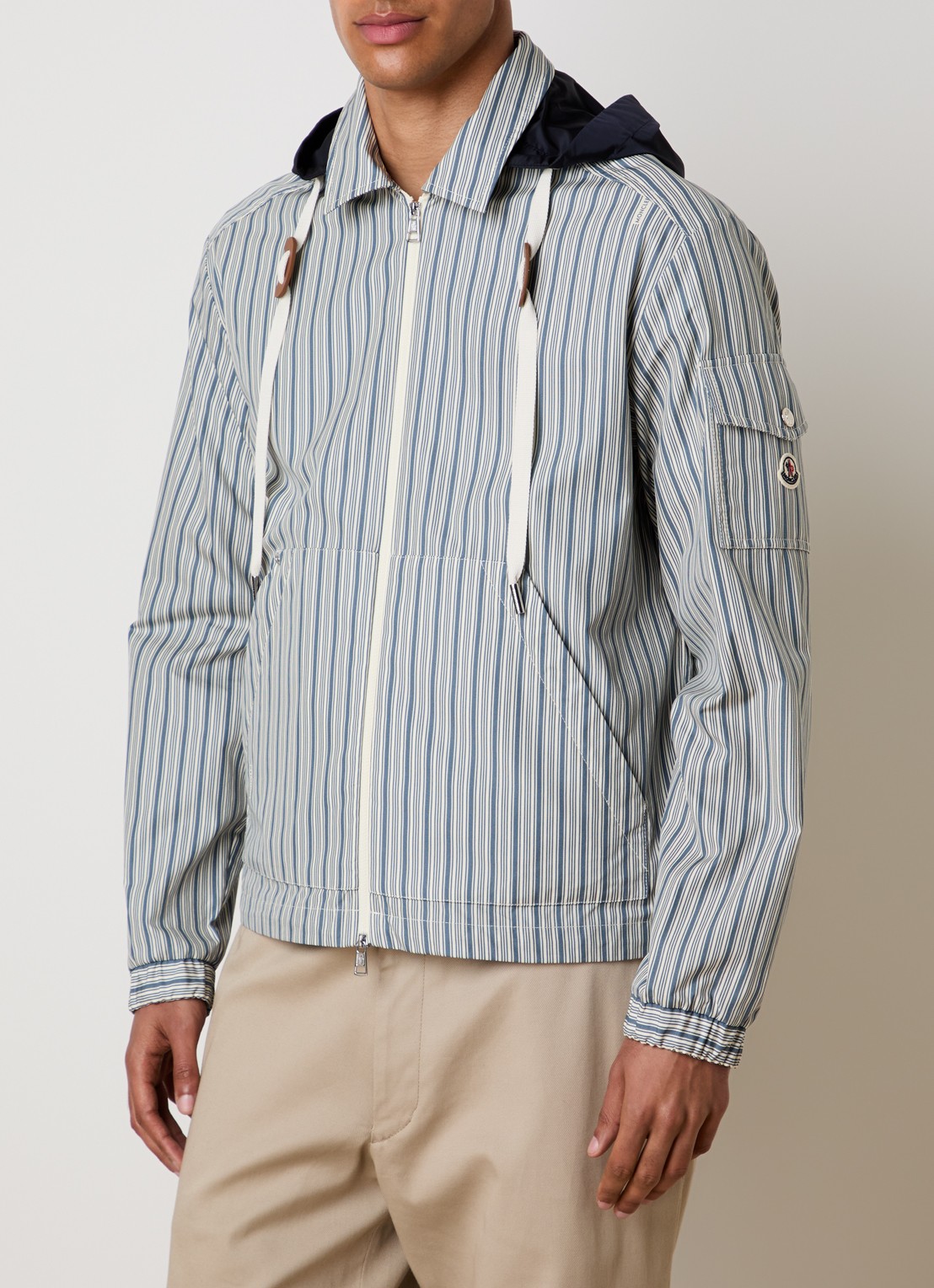 Moncler Havas windjack met streepprint en afneembare capuchon - detail blauwgrijs