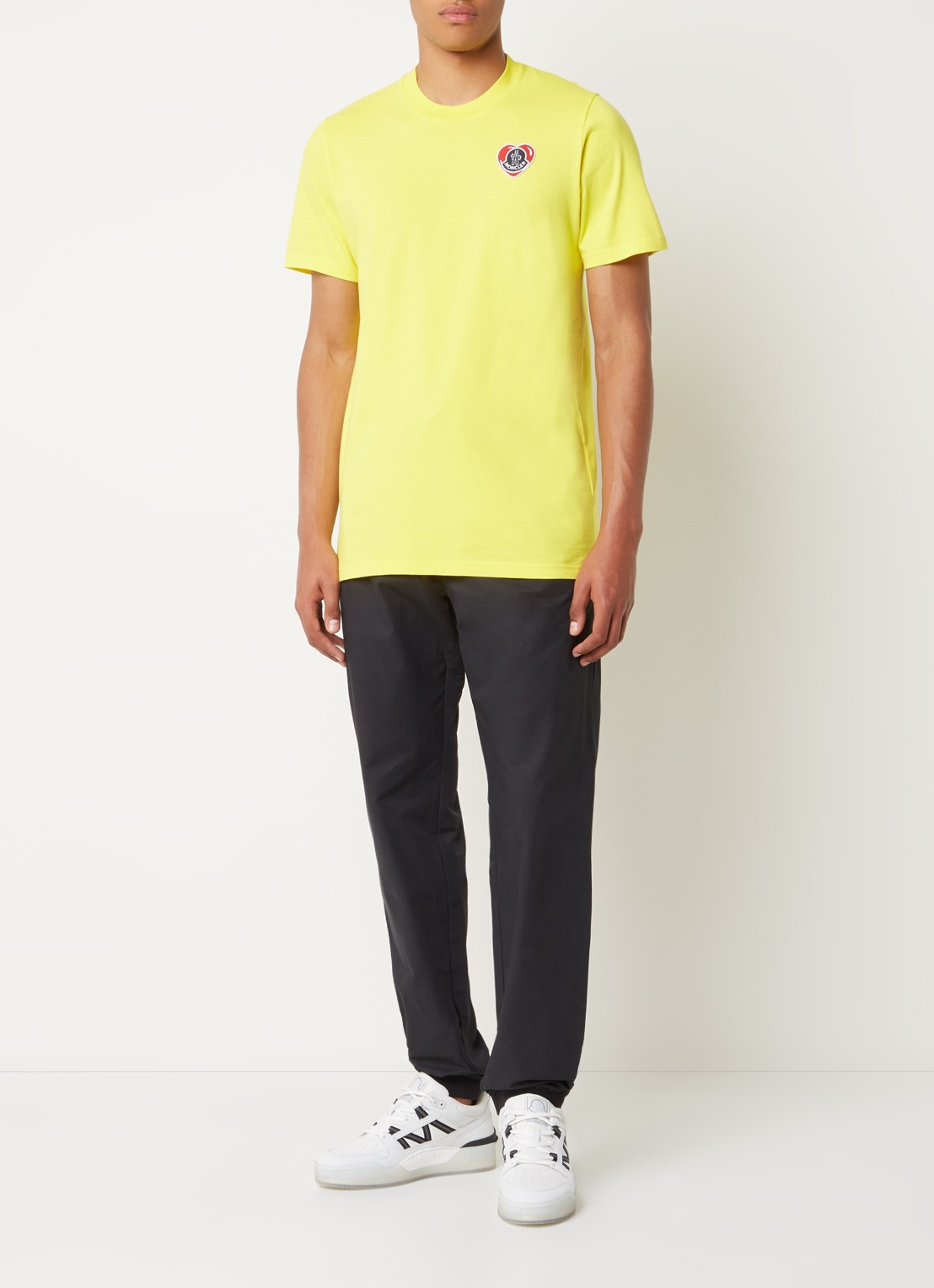 Moncler Heart T-shirt met logoborduring - voorkant 2 geel