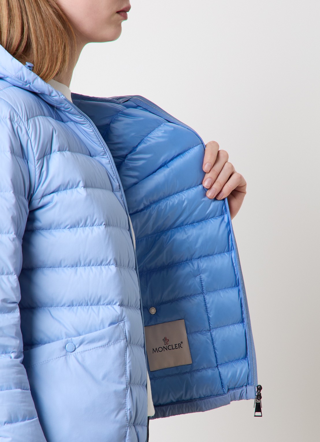 Moncler Hede puffer jack met capuchon en donsvulling - detail 5 lichtblauw