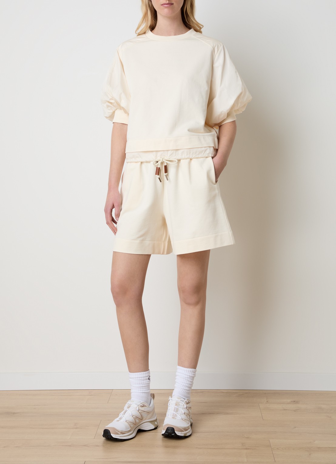 Moncler High waist loose fit korte broek met steekzakken - voorkant 3 creme