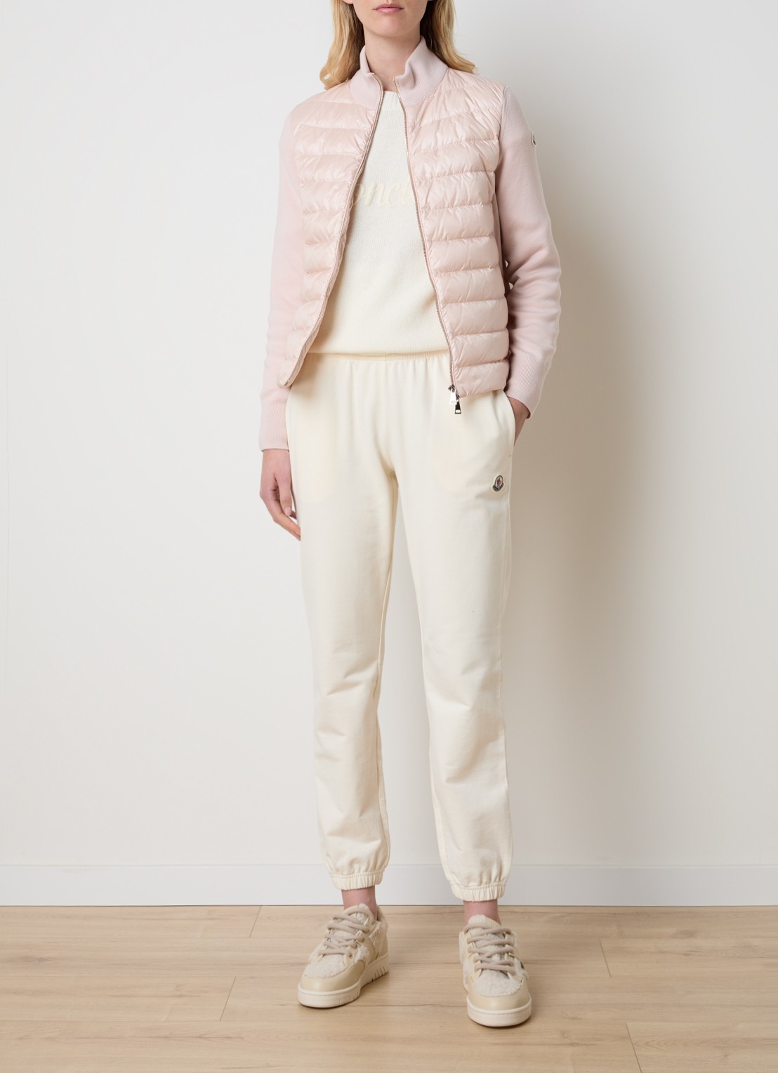 Moncler High waist tapered fit joggingbroek met logo - voorkant 2 creme