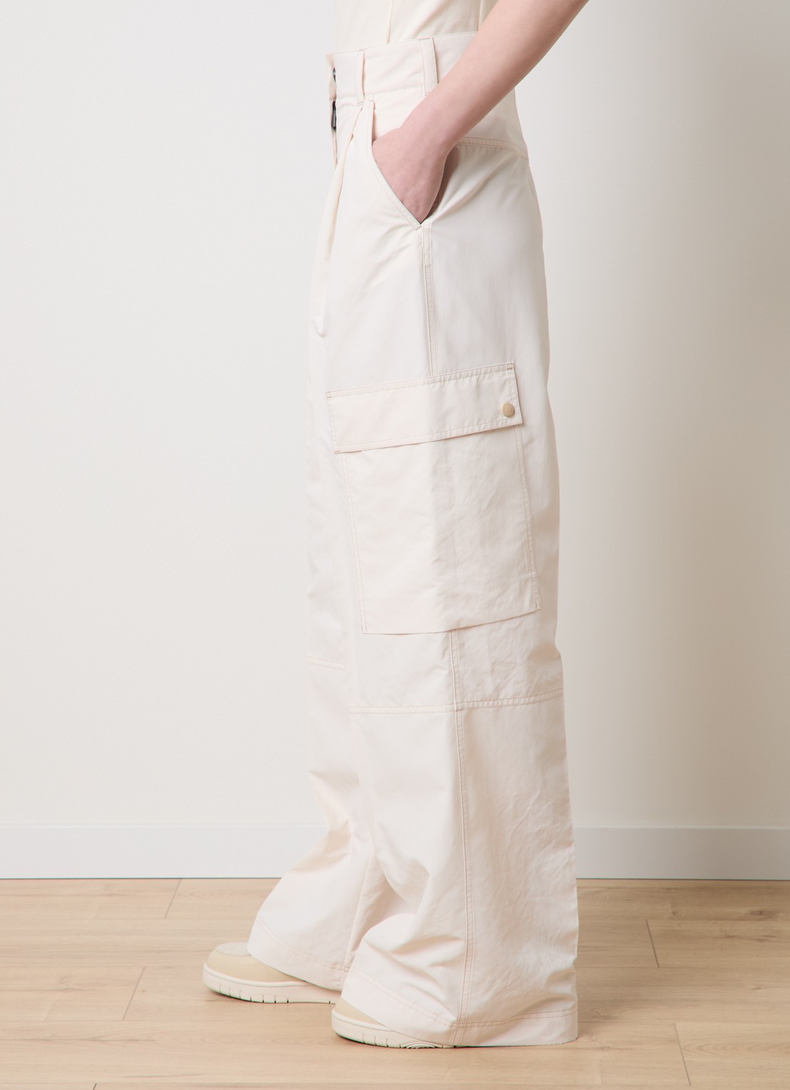 Moncler High waist wide fit cargobroek met logoborduring - detail 2 creme