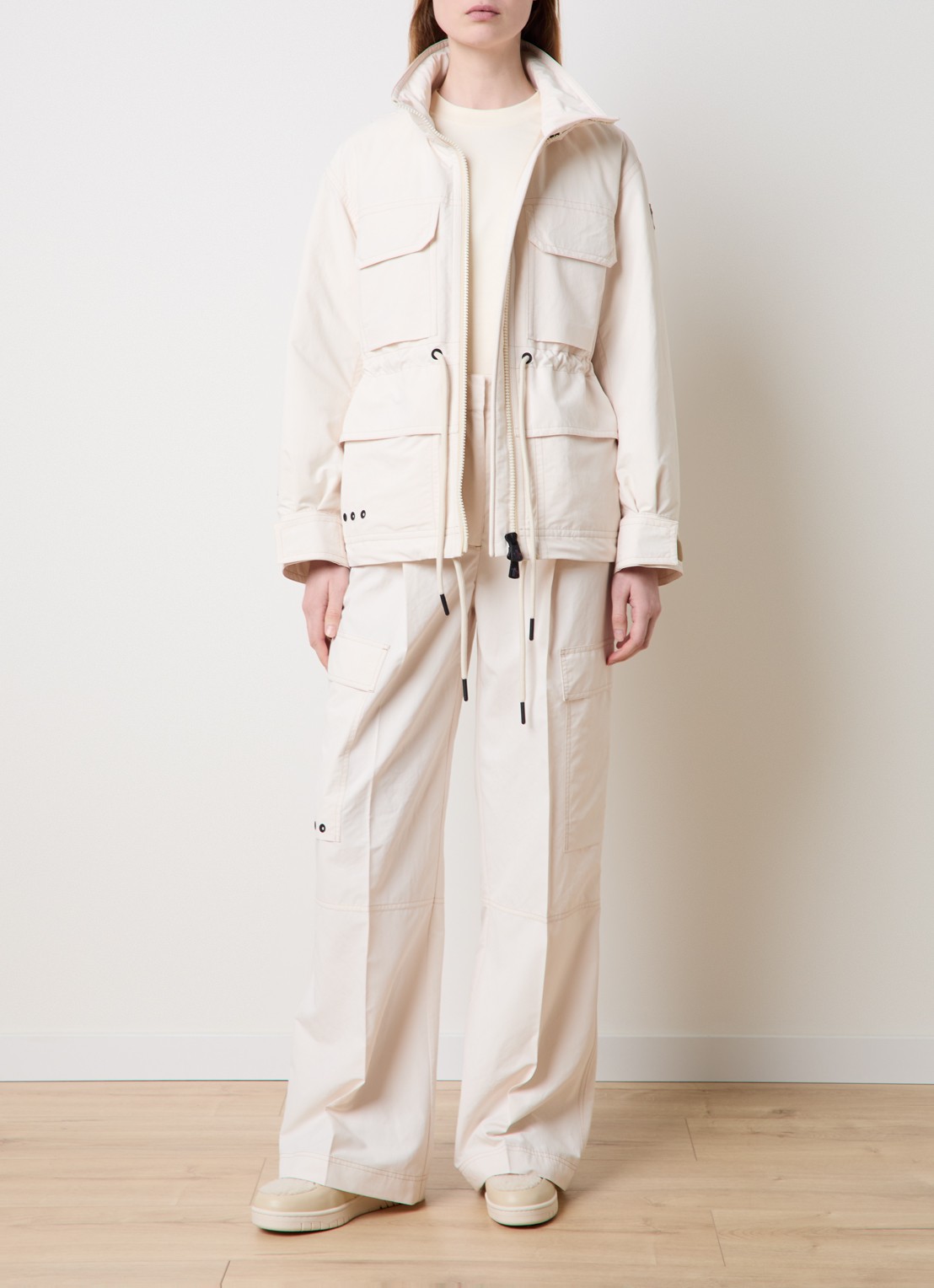 Moncler High waist wide fit cargobroek met logoborduring - voorkant 6 creme