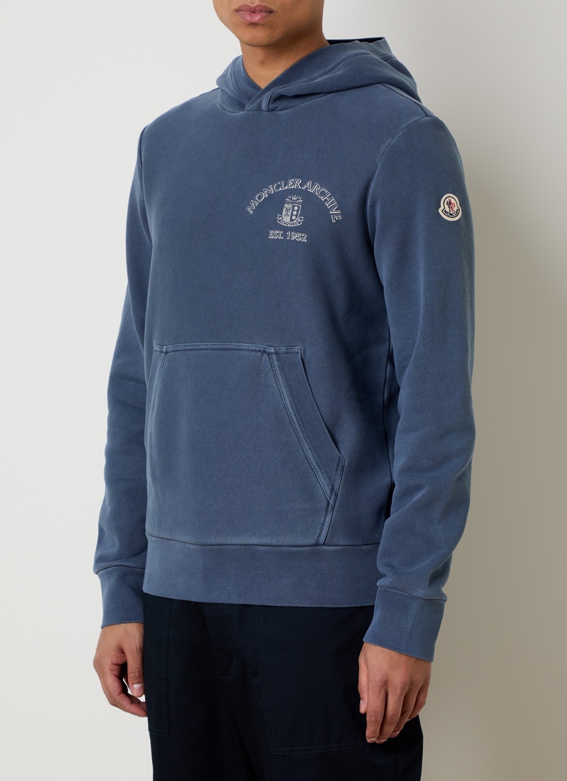 Moncler Hoodie met logoprint en kangeroezak - detail 2 staalblauw