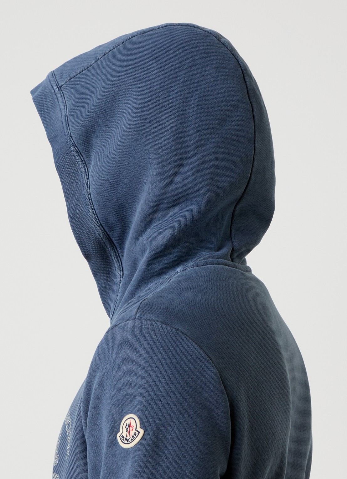 Moncler Hoodie met logoprint en kangeroezak - detail 3 staalblauw