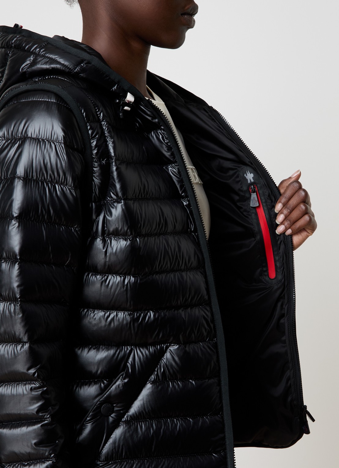 Moncler Karuras puffer jack met donsvulling en capuchon - detail 6 zwart