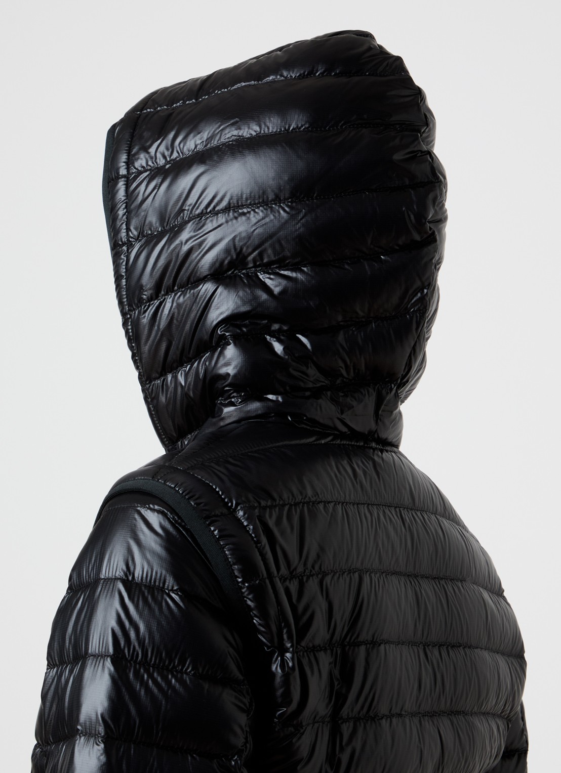 Moncler Karuras puffer jack met donsvulling en capuchon - detail 7 zwart