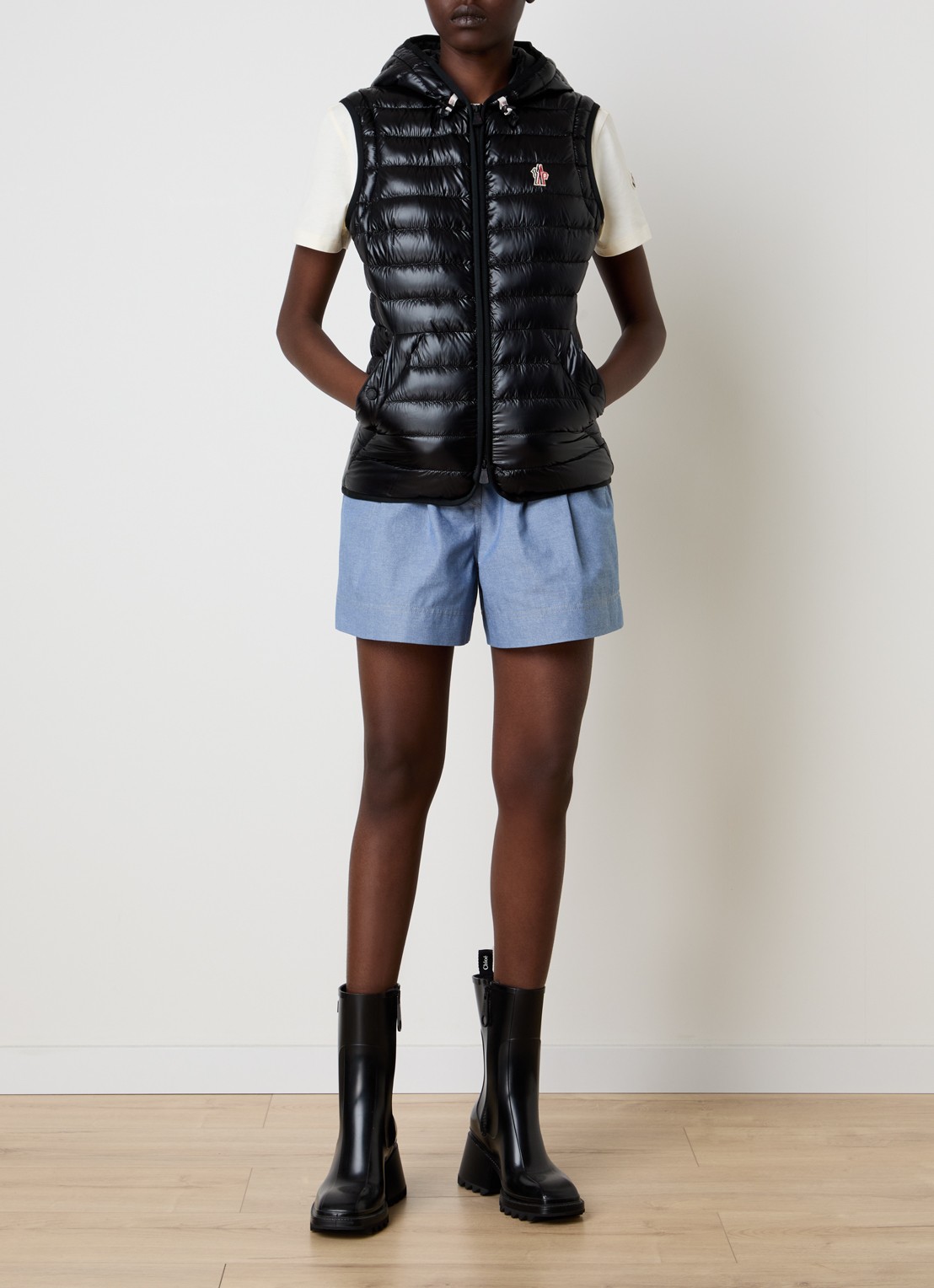 Moncler Karuras puffer jack met donsvulling en capuchon - voorkant 2 zwart