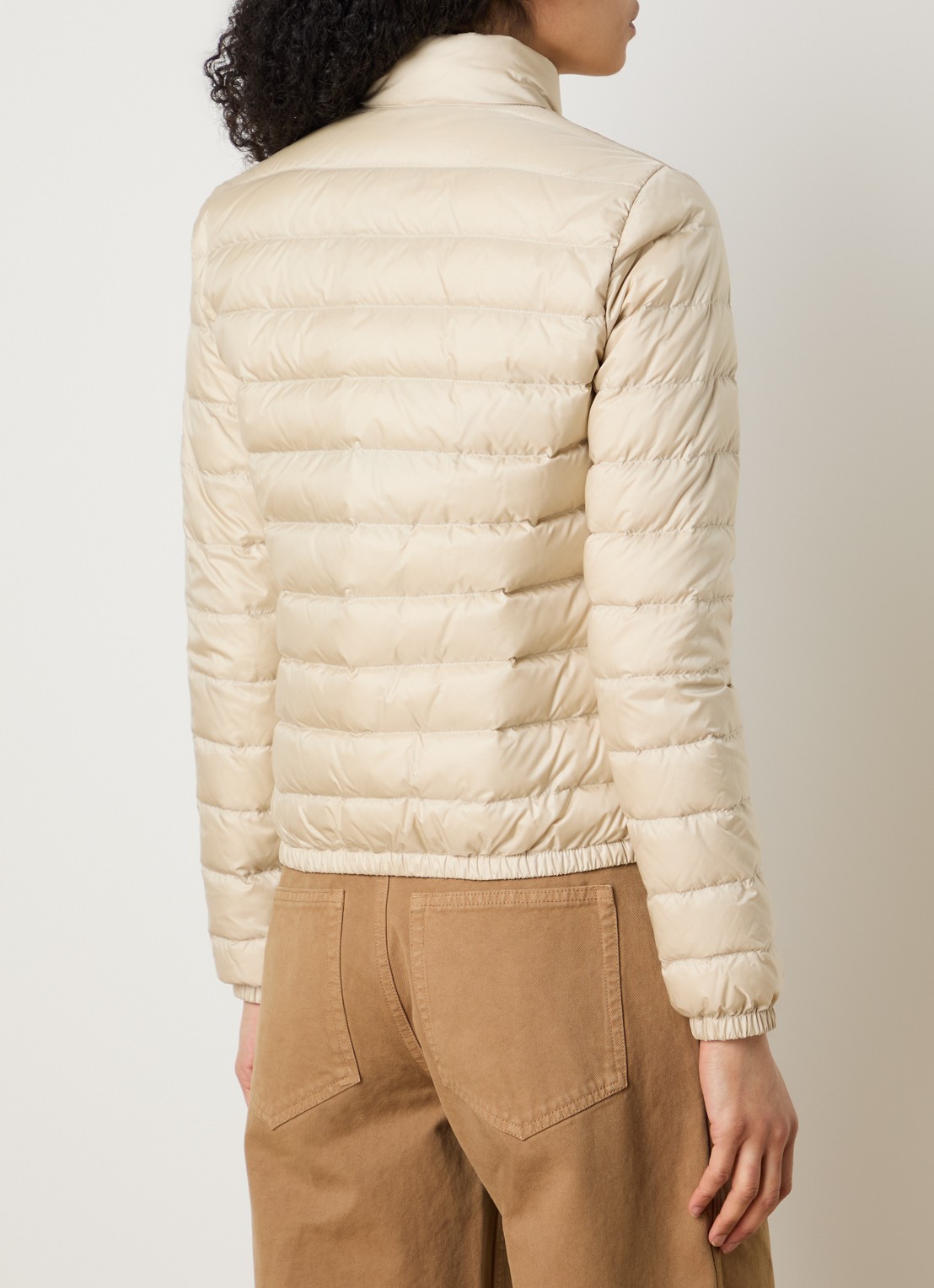 Moncler Lans gewatteerd jack met donsvulling en klepzakken - achterkant beige