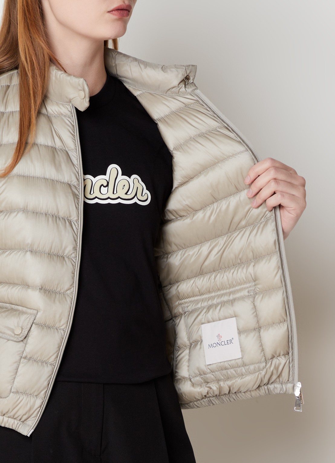 Moncler Lans gewatteerd jack met donsvulling met logoborduring - detail 2 donkerbeige