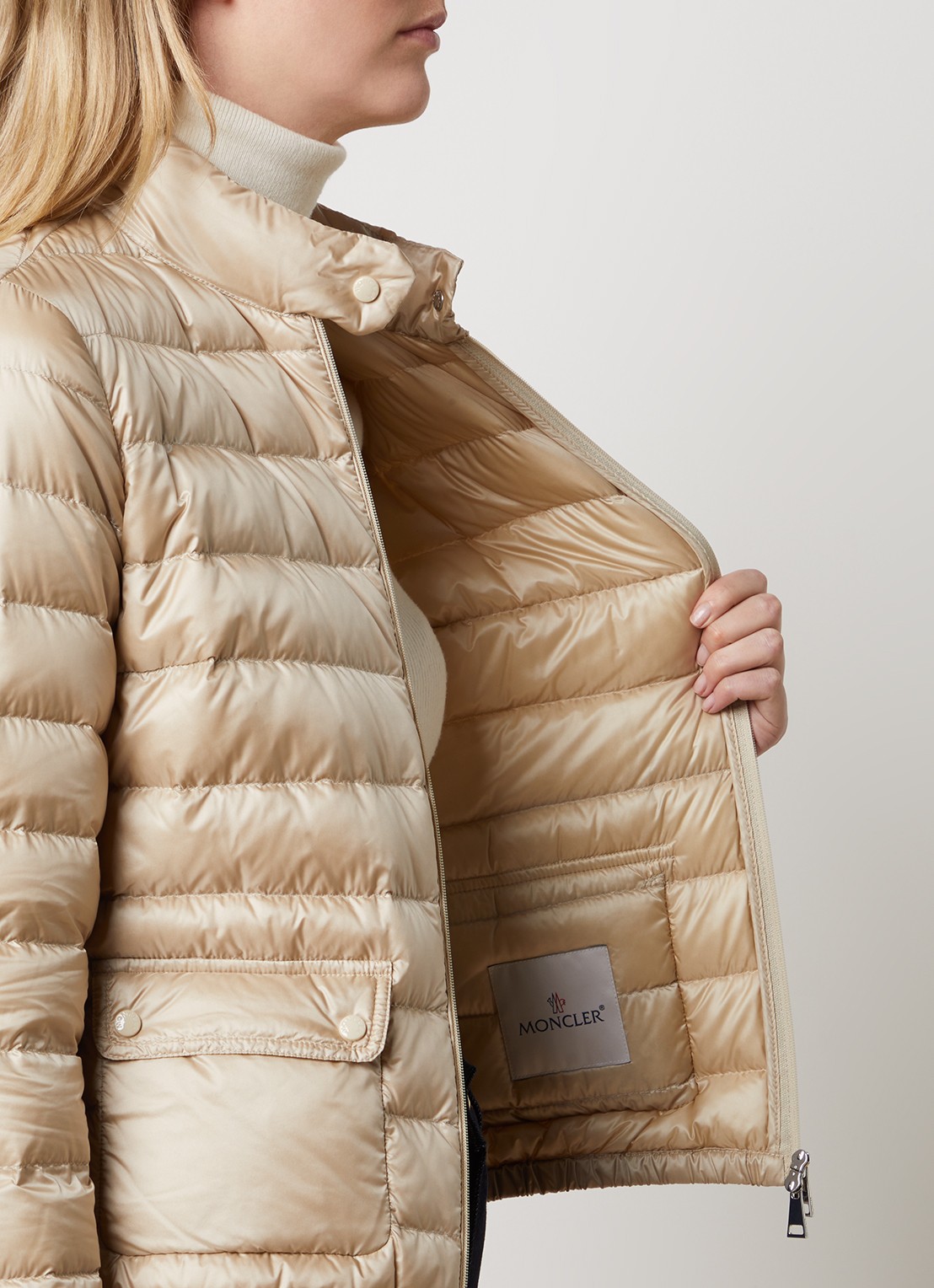 Moncler Lans puffer jack met donsvulling en klepzakken - detail 3 beige