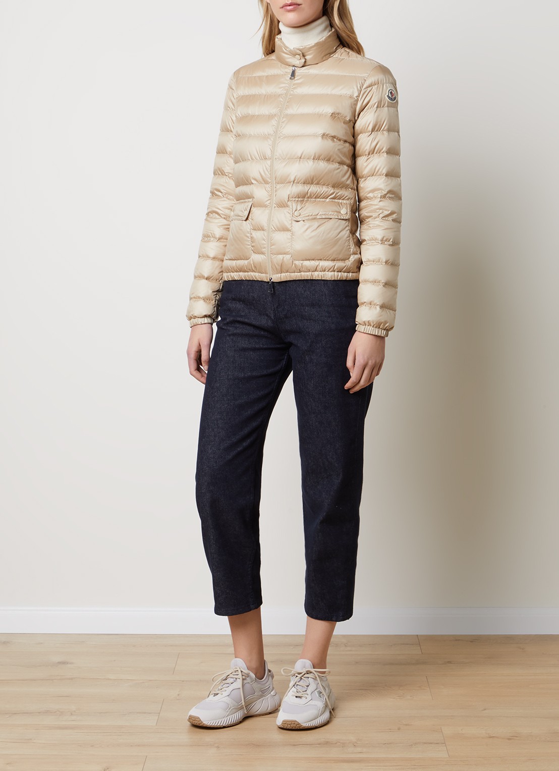 Moncler Lans puffer jack met donsvulling en klepzakken - voorkant 5 beige