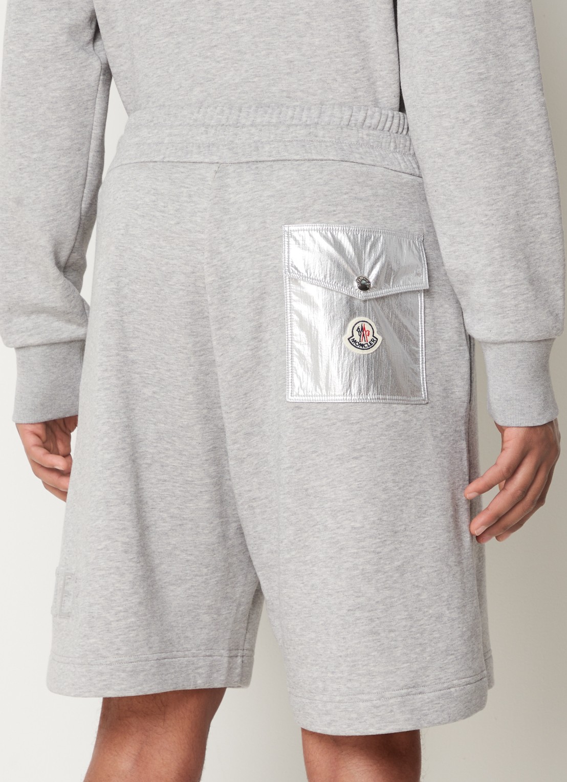 Moncler Loose fit korte joggingbroek met logo en metallic details - achterkant grijsmele