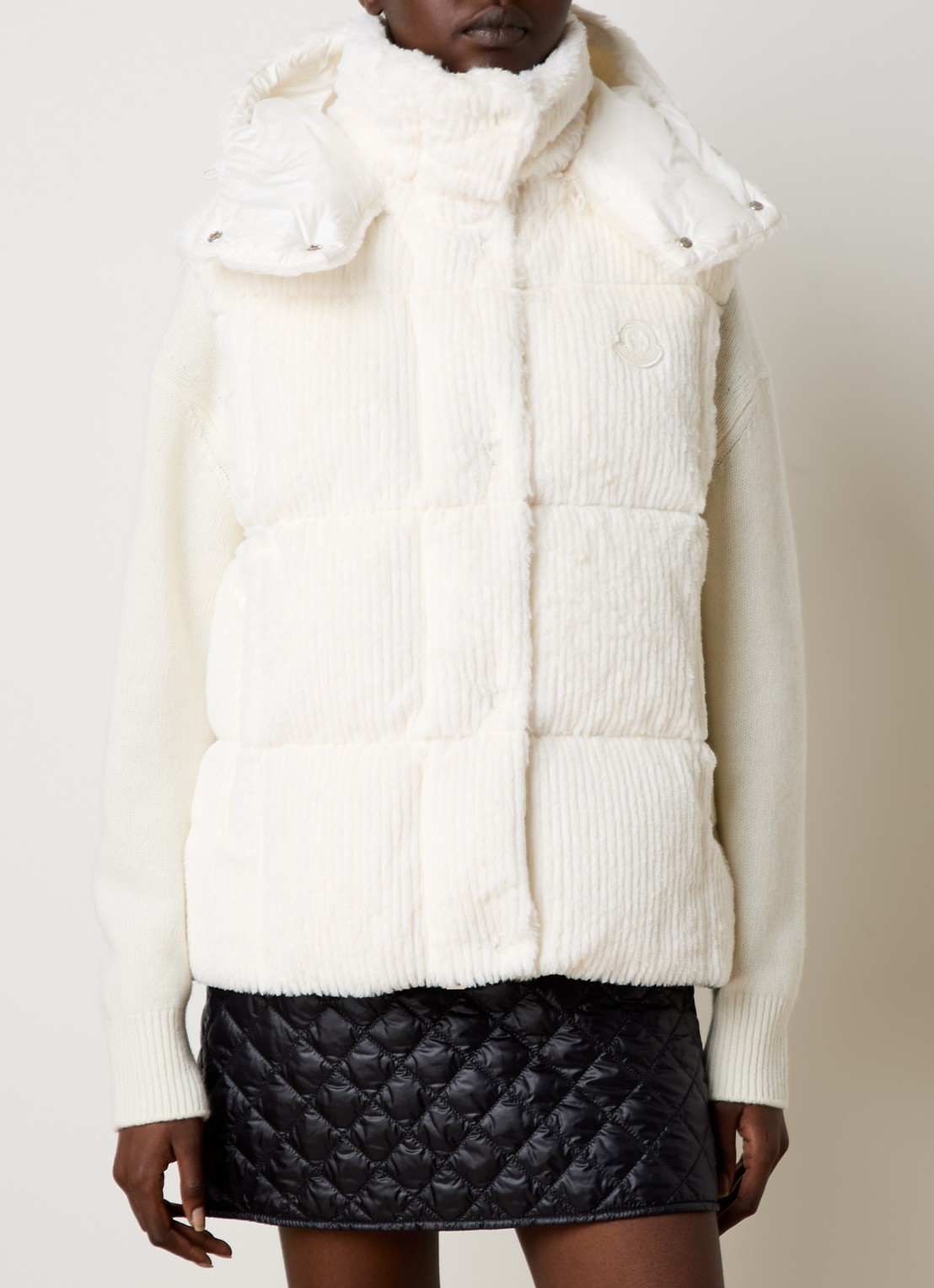 Moncler Luzule gewatteerde bodywarmer met donsvulling en logo - detail 3 gebroken wit