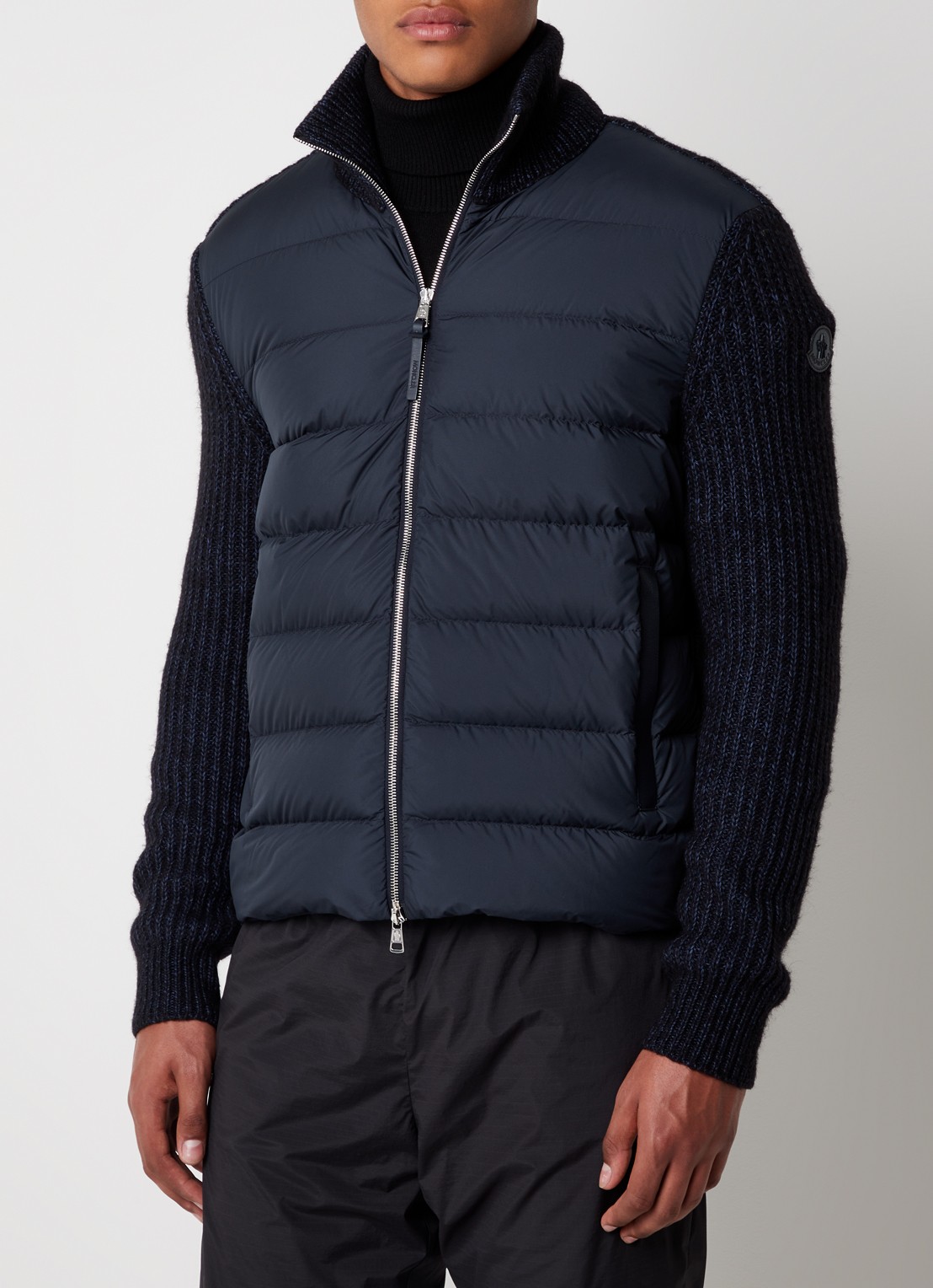 Moncler M3543 grofgebreid vest in wolblend met gewatteerd voorpand met donsvulling - detail 3 donkerblauw
