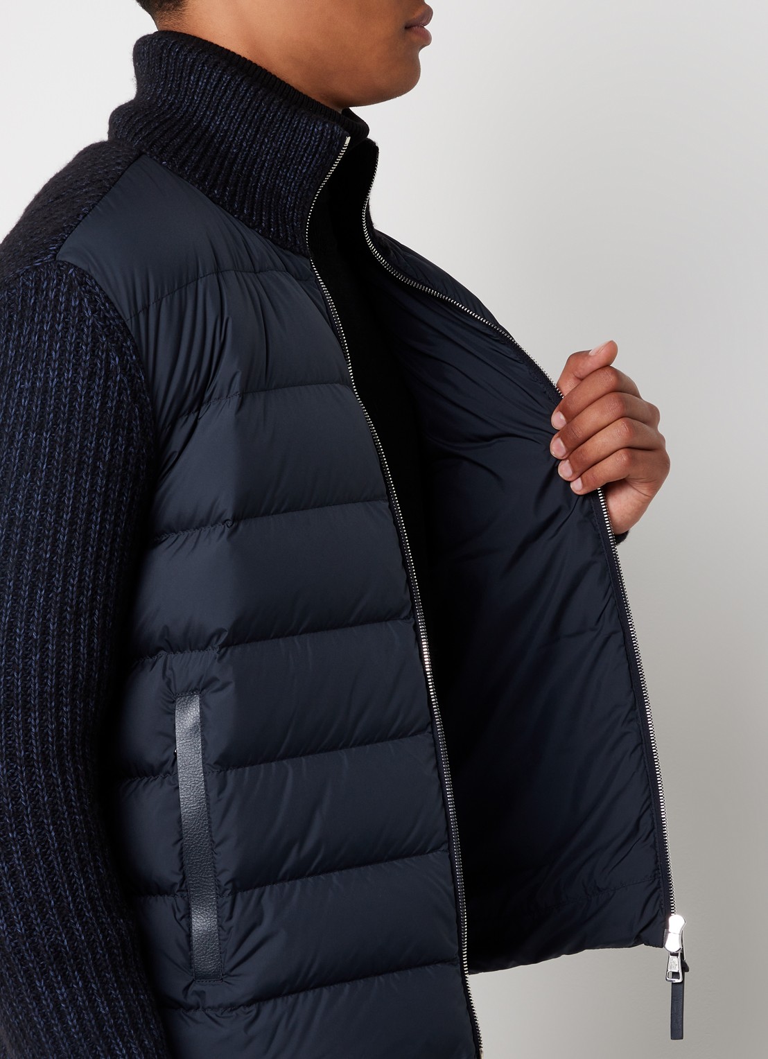Moncler M3543 grofgebreid vest in wolblend met gewatteerd voorpand met donsvulling - detail 4 donkerblauw