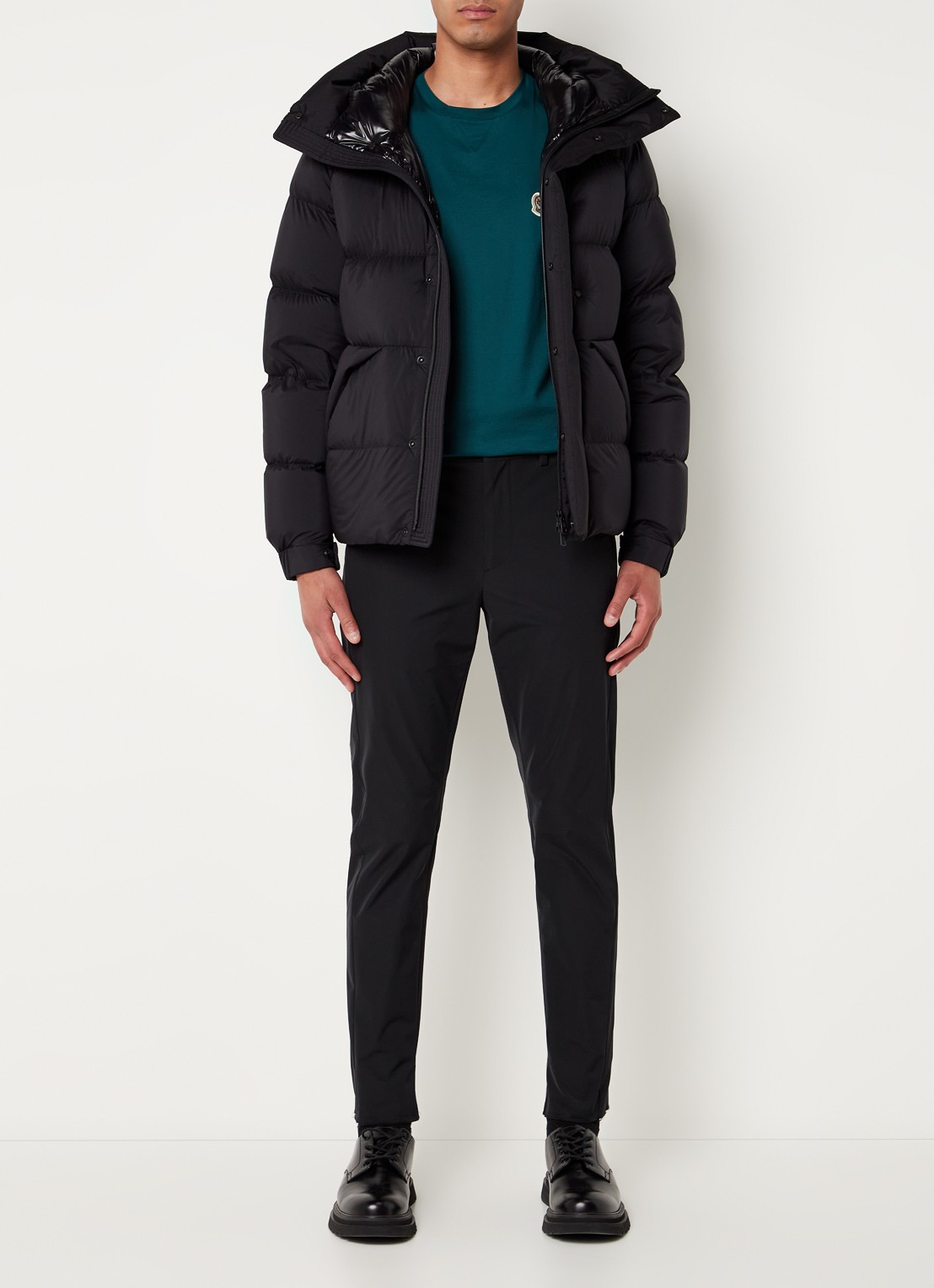 Moncler Madeira puffer jack met donsvulling en logo - voorkant 2 zwart