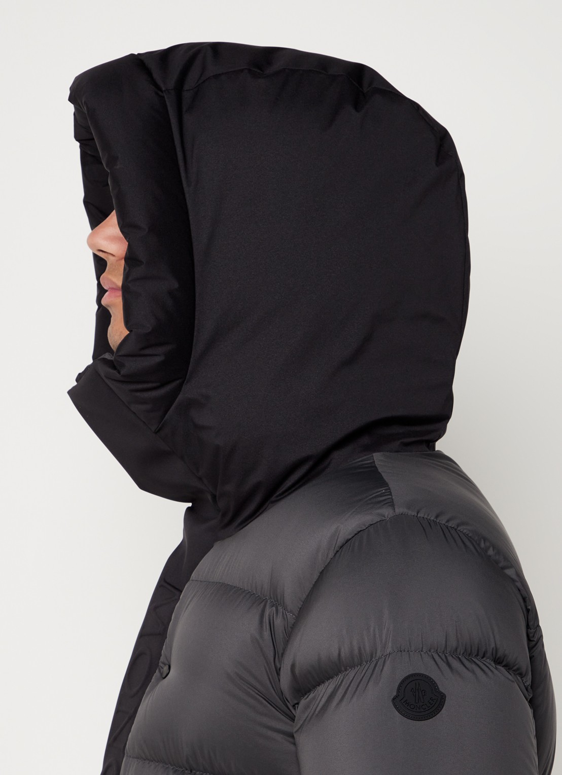 Moncler Madeira puffer jack met donsvulling en logo - detail 5 lichtgrijs