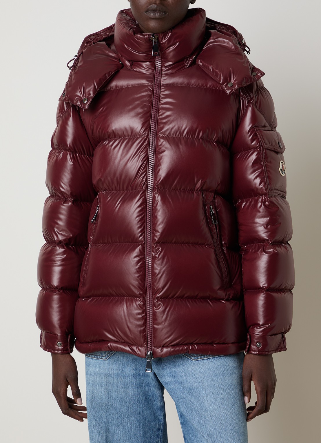 Moncler Maire puffer jack met donsvulling en afneembare capuchon - detail bordeauxrood