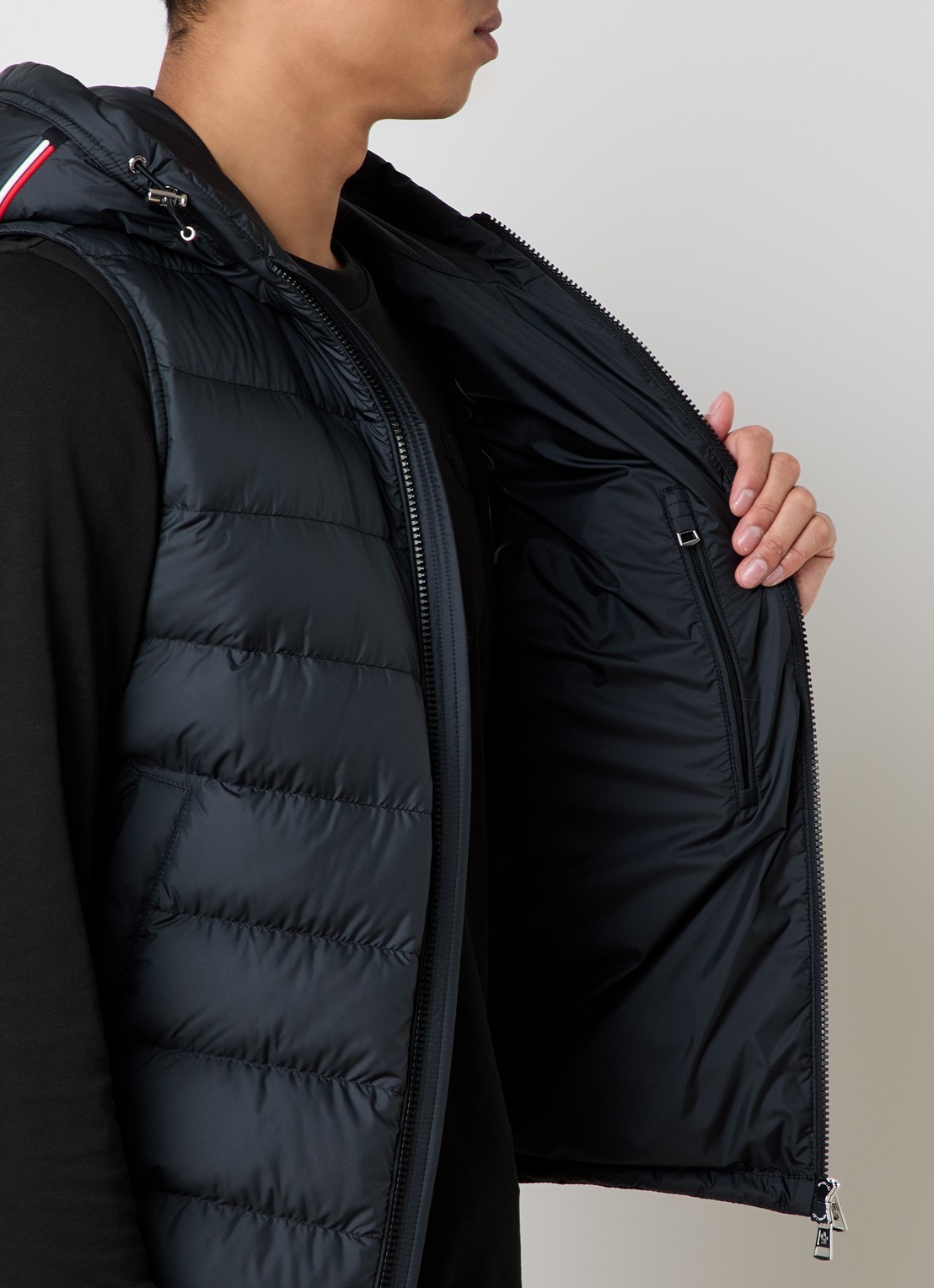 Moncler Marseillan gewatteerde bodywarmer met donsvulling en logo - detail 6 zwart