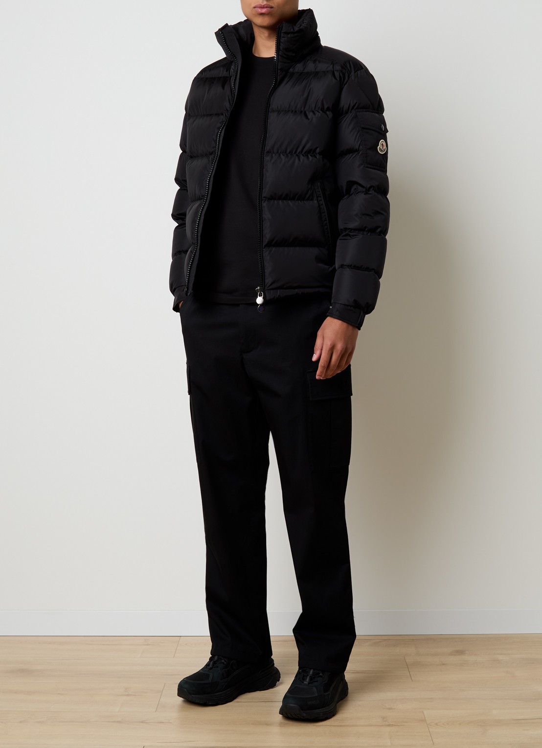 Moncler Maya puffer jack met donsvulling en afneembare capuchon - voorkant 6 zwart