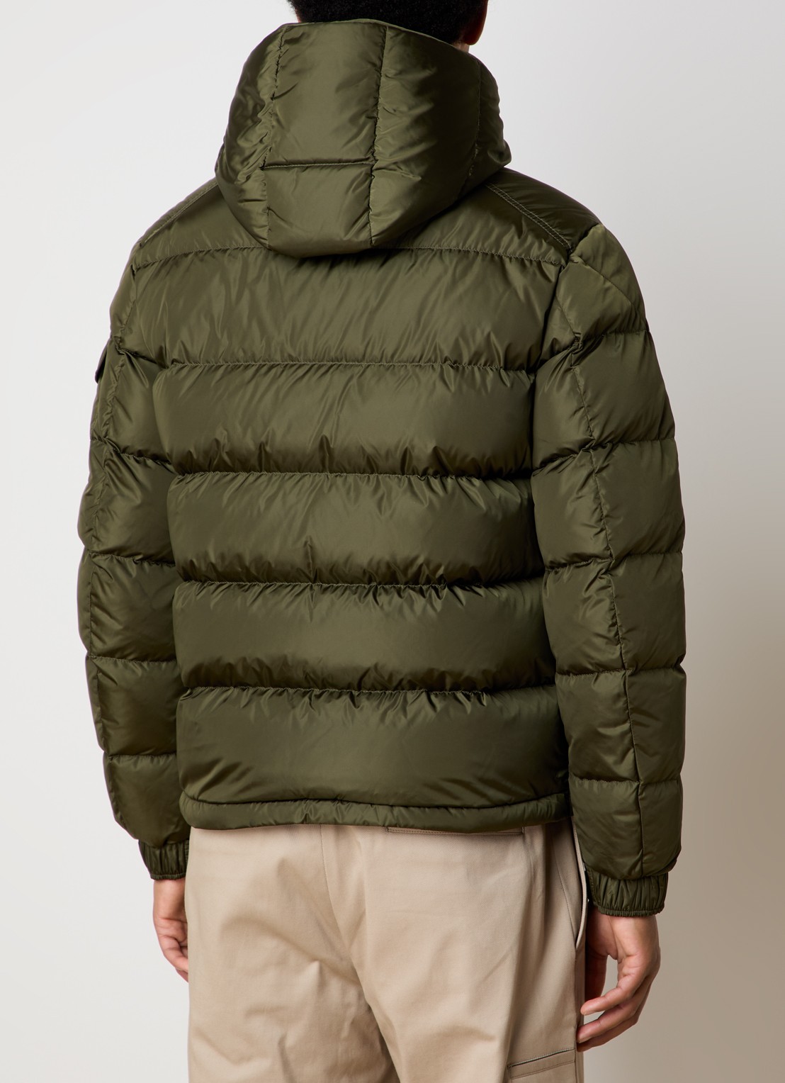Moncler Maya puffer jack met donsvulling en afneembare capuchon - achterkant bronsgroen