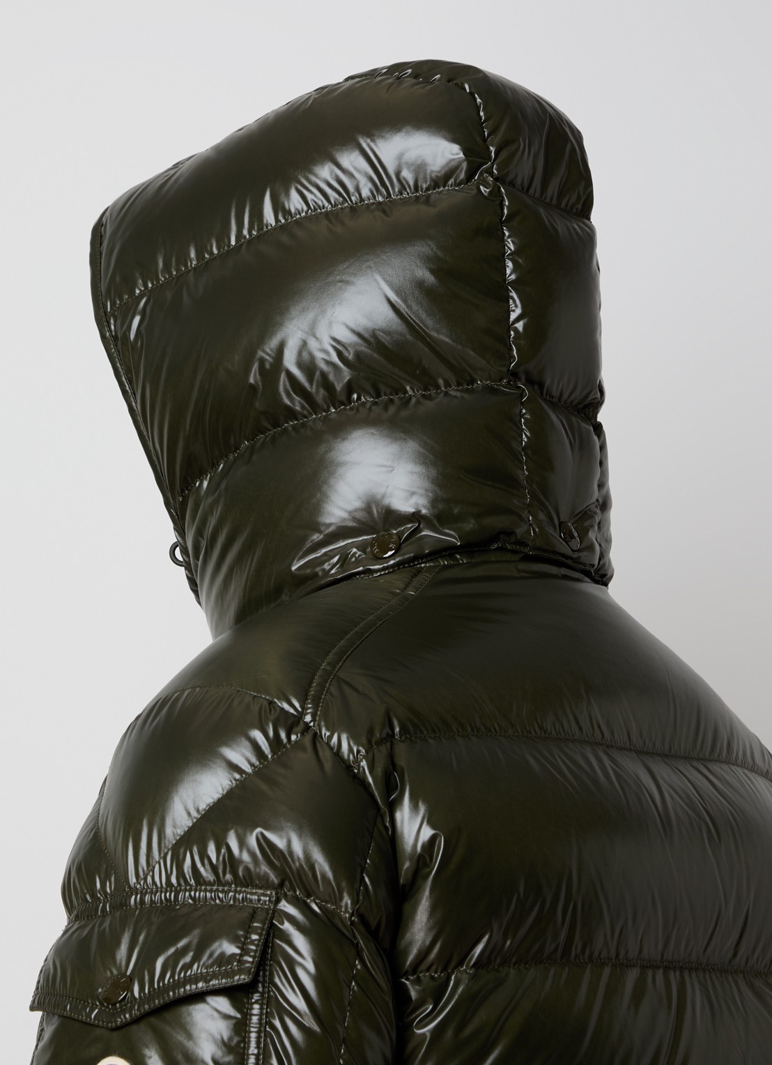 Moncler Maya puffer jack met donsvulling en afneembare capuchon - detail 3 bronsgroen