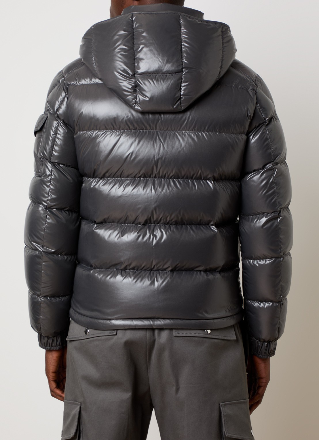 Moncler Maya puffer jack met donsvulling en afneembare capuchon - achterkant grijs