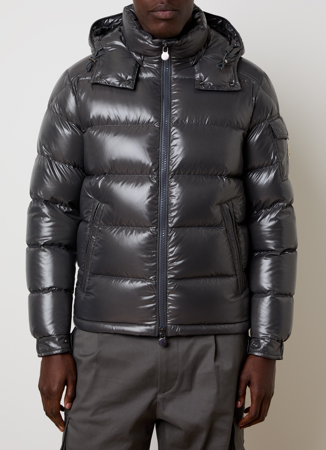 Moncler Maya puffer jack met donsvulling en afneembare capuchon - detail 4 grijs