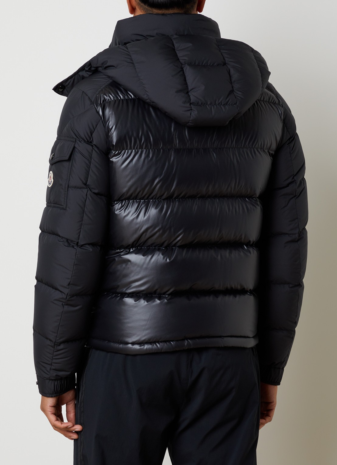 Moncler Maya puffer jack met donsvulling en afneembare capuchon - achterkant zwart