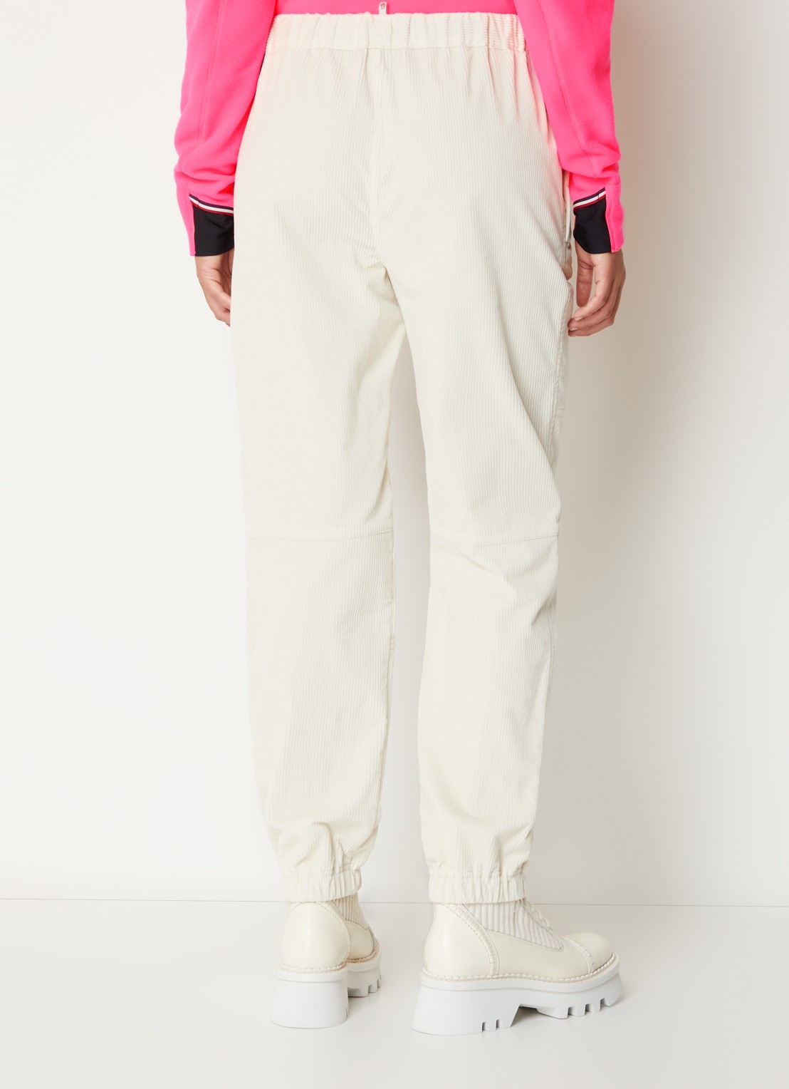 Moncler Mid waist tapered fit broek van corduroy met logopatch - achterkant ivoor