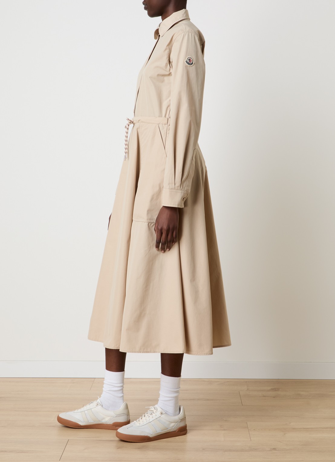 Moncler Midi blousejurk met strikceintuur - voorkant 2 beige