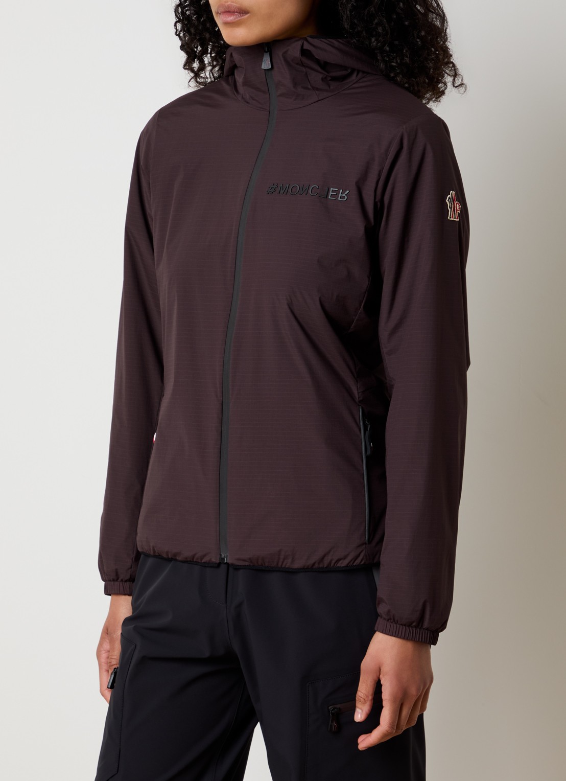 Moncler Mietres softshell jack met capuchon en logo - detail 2 donkerbruin
