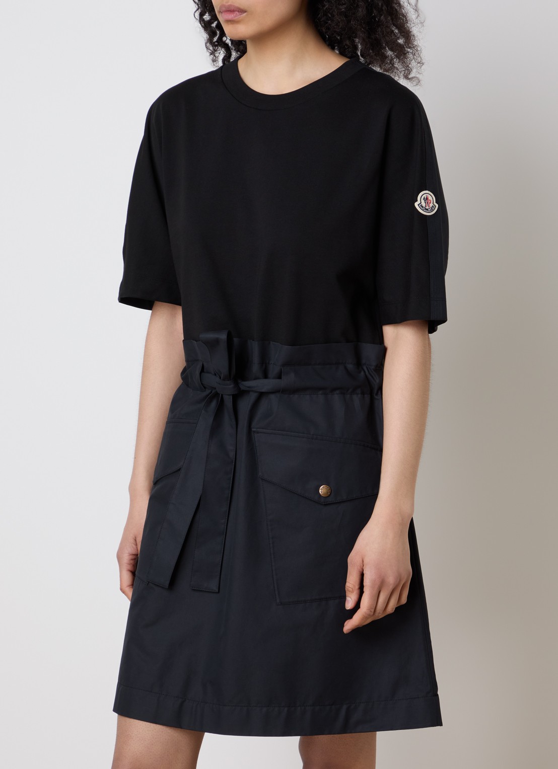 Moncler Mini jurk met klepzakken en logo - detail zwart