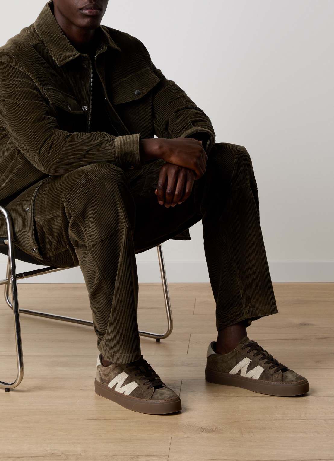 Moncler Monaco2 sneaker van suede - voorkant 2 khaki