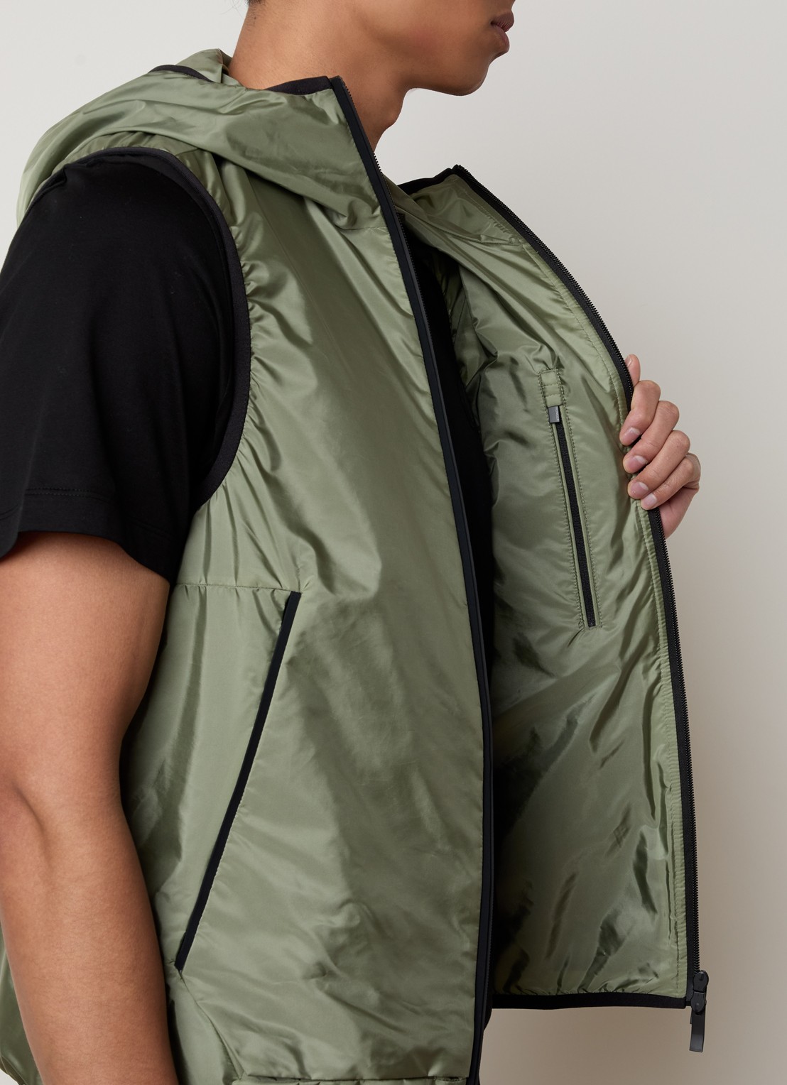 Moncler Moretan bodywarmer met capuchon en waterafstotende coating - detail 4 mosgroen