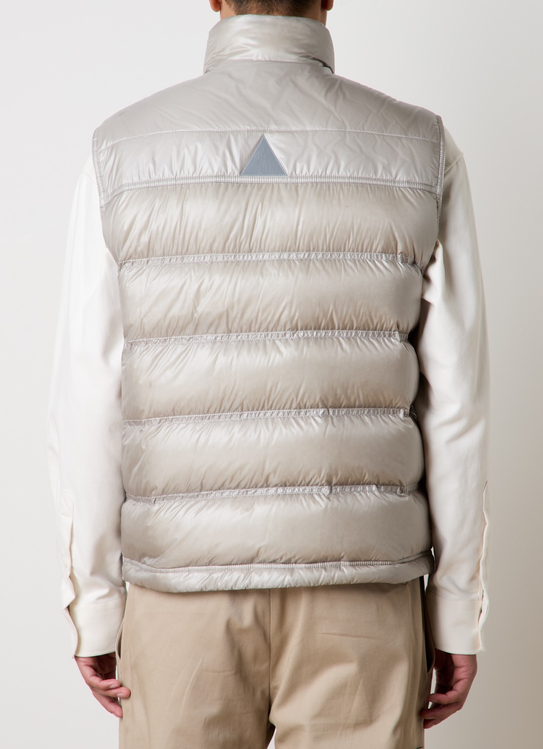 Moncler Nantu gewatteerde bodywarmer met donsvulling - achterkant beige