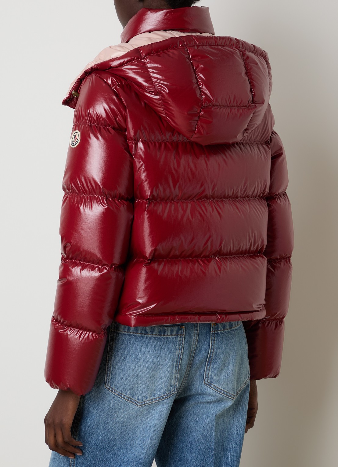 Moncler Niveole cropped puffer jack met donsvulling en afneembare capuchon - achterkant kersenrood