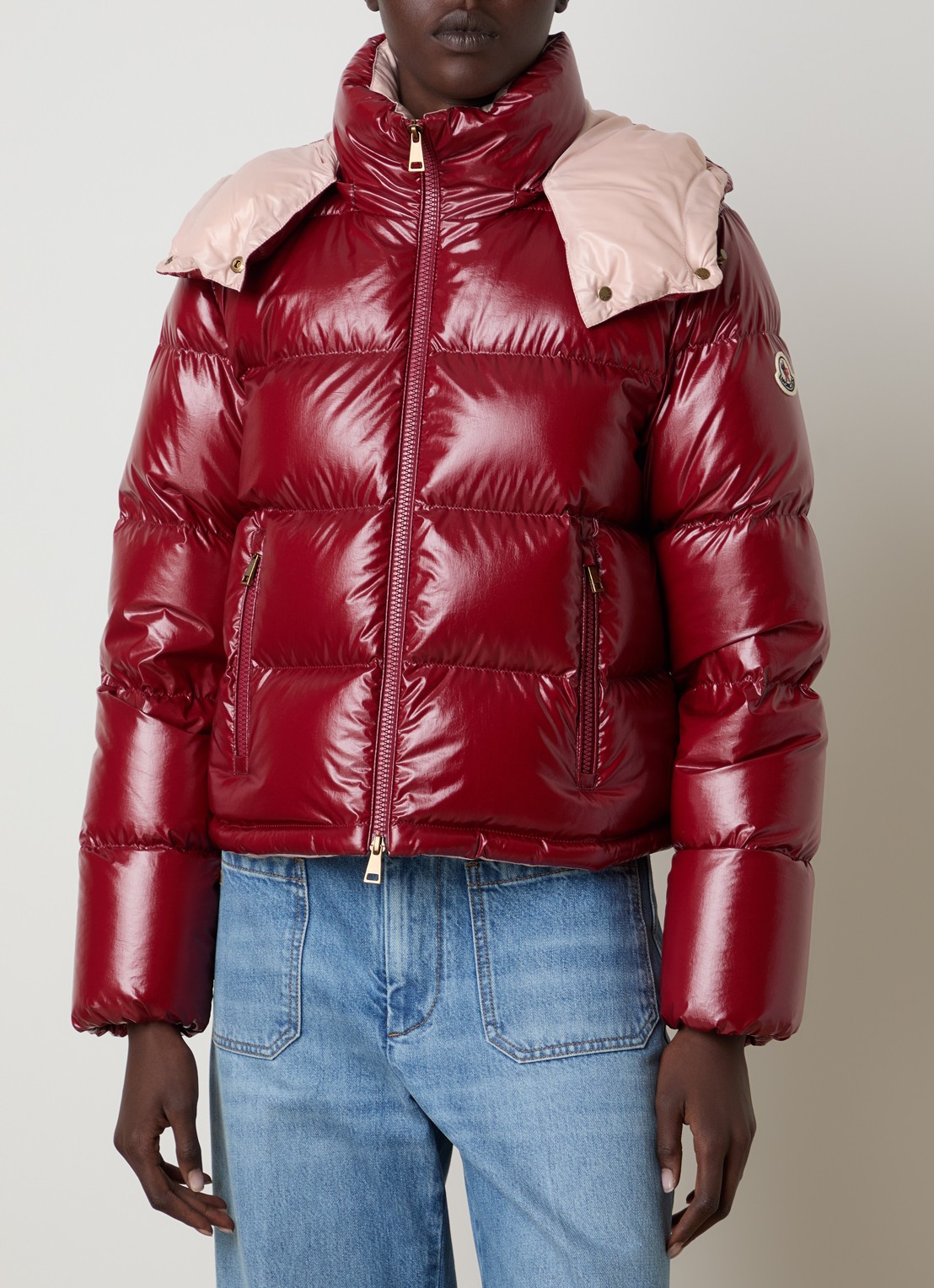 Moncler Niveole cropped puffer jack met donsvulling en afneembare capuchon - detail 2 kersenrood