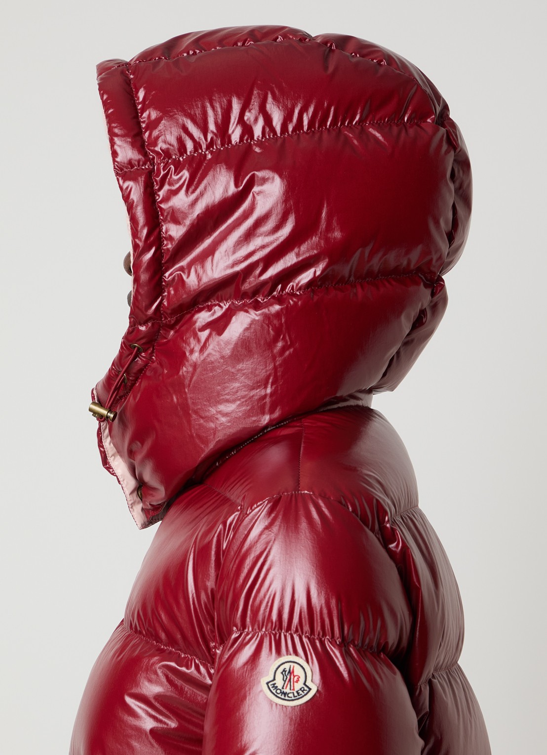 Moncler Niveole cropped puffer jack met donsvulling en afneembare capuchon - detail 3 kersenrood